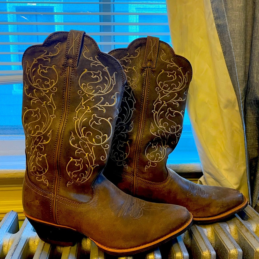 Beautiful Country Outfitter Boots!